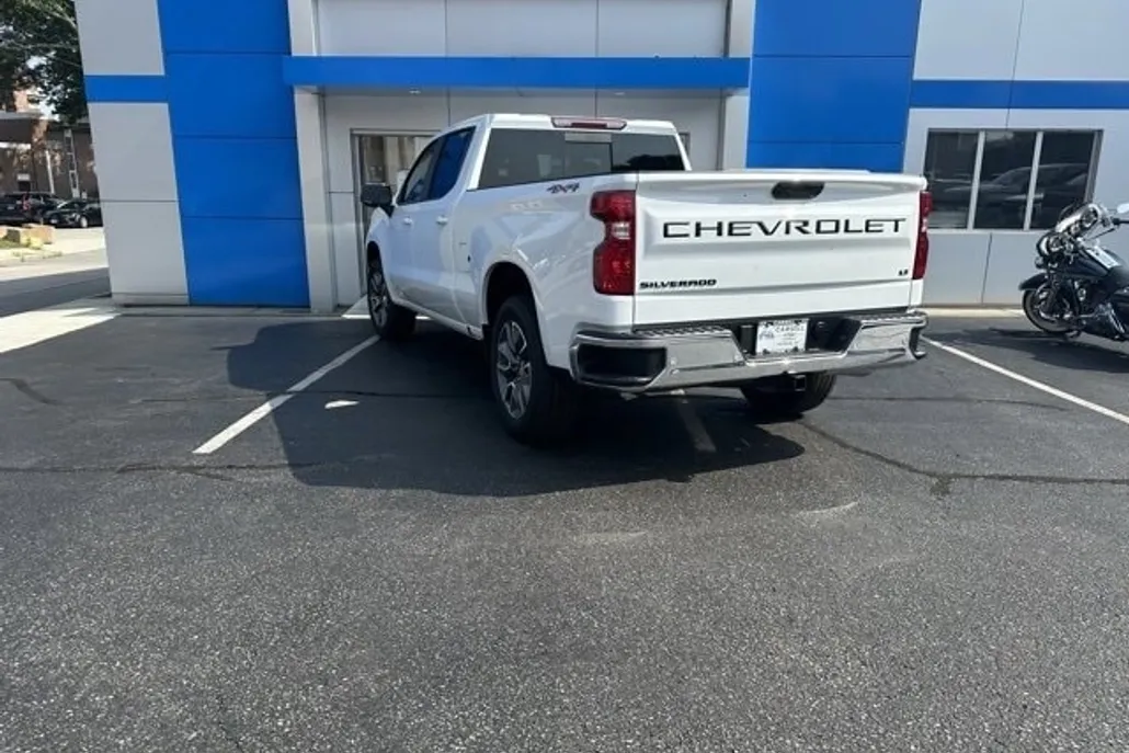 2026 Chevrolet Silverado 1500 LT photo 1