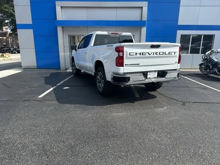 2026 Chevrolet Silverado 1500 LT photo 1