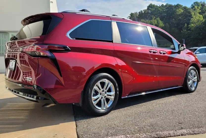 2023 Toyota Sienna Platinum photo 1