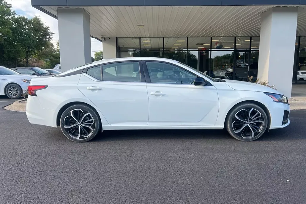 2024 Nissan Altima 2.5 SR photo 1