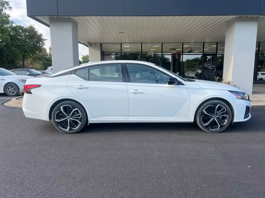 2024 Nissan Altima 2.5 SR photo 1