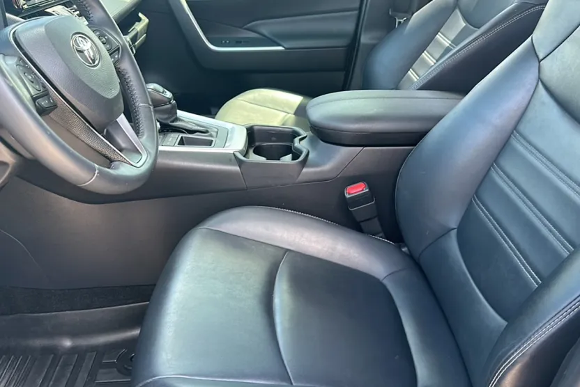 2020 Toyota RAV4 XLE Premium photo 1