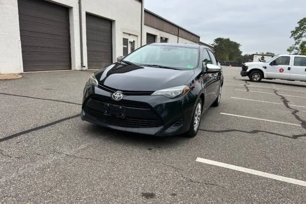2019 Toyota Corolla LE photo 1