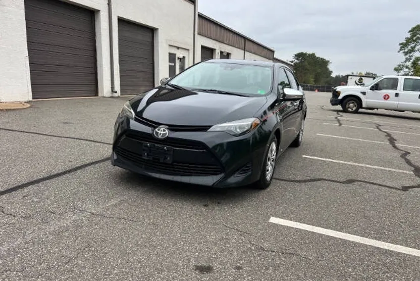 2019 Toyota Corolla LE photo 1