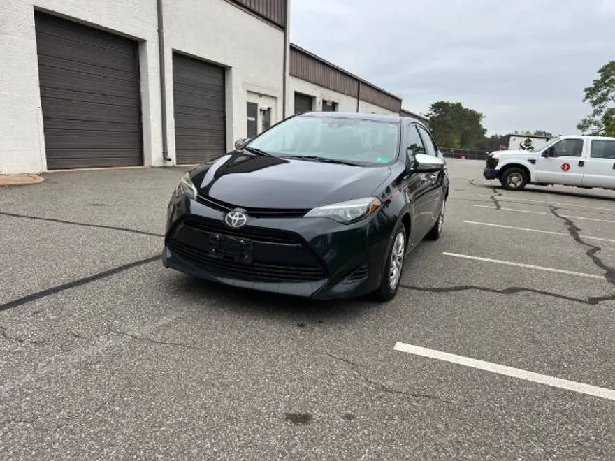 2019 Toyota Corolla LE photo 1
