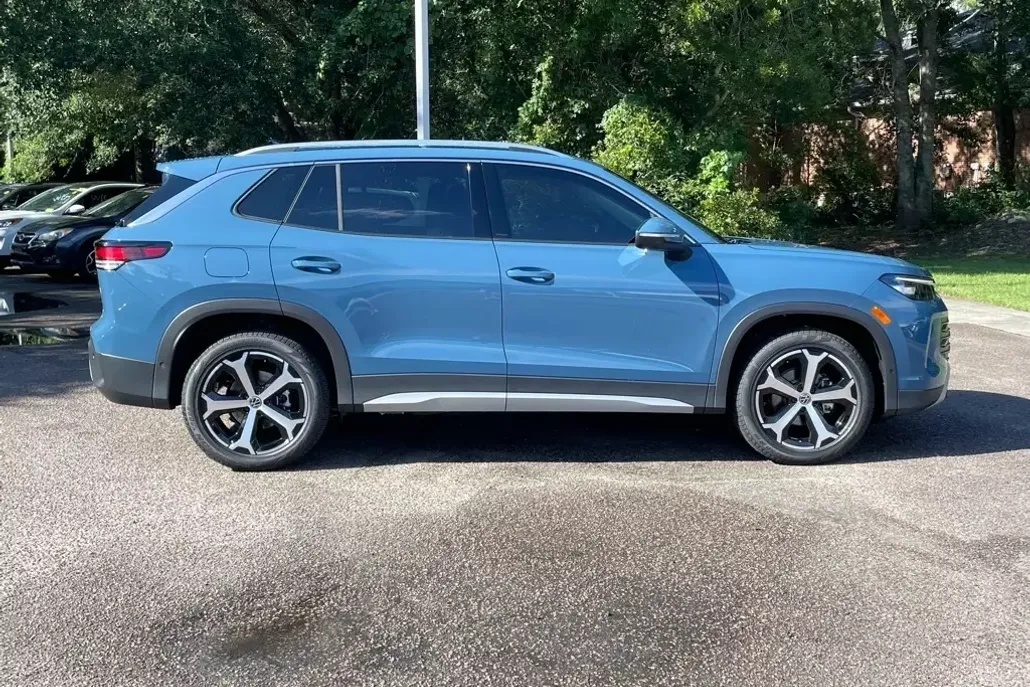 2025 Volkswagen Tiguan SE photo 1