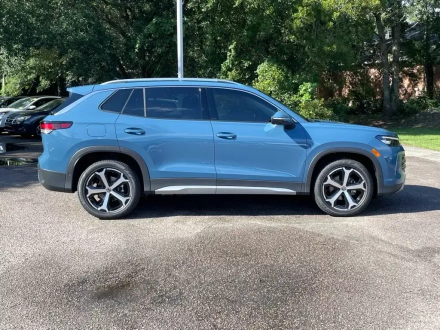 2025 Volkswagen Tiguan SE photo 1