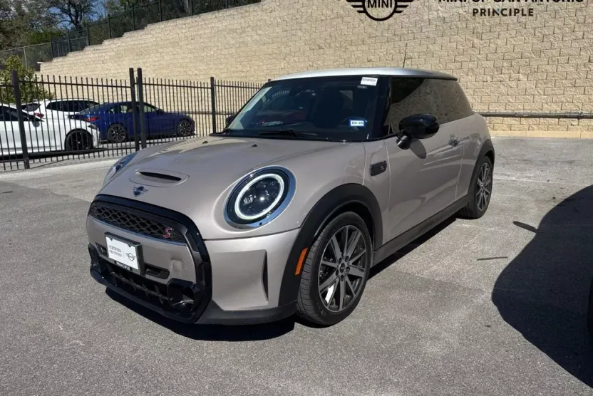 2024 Mini Cooper 2 Door Hardtop Signature photo 1
