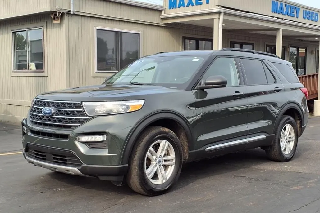 2023 Ford Explorer XLT photo 1