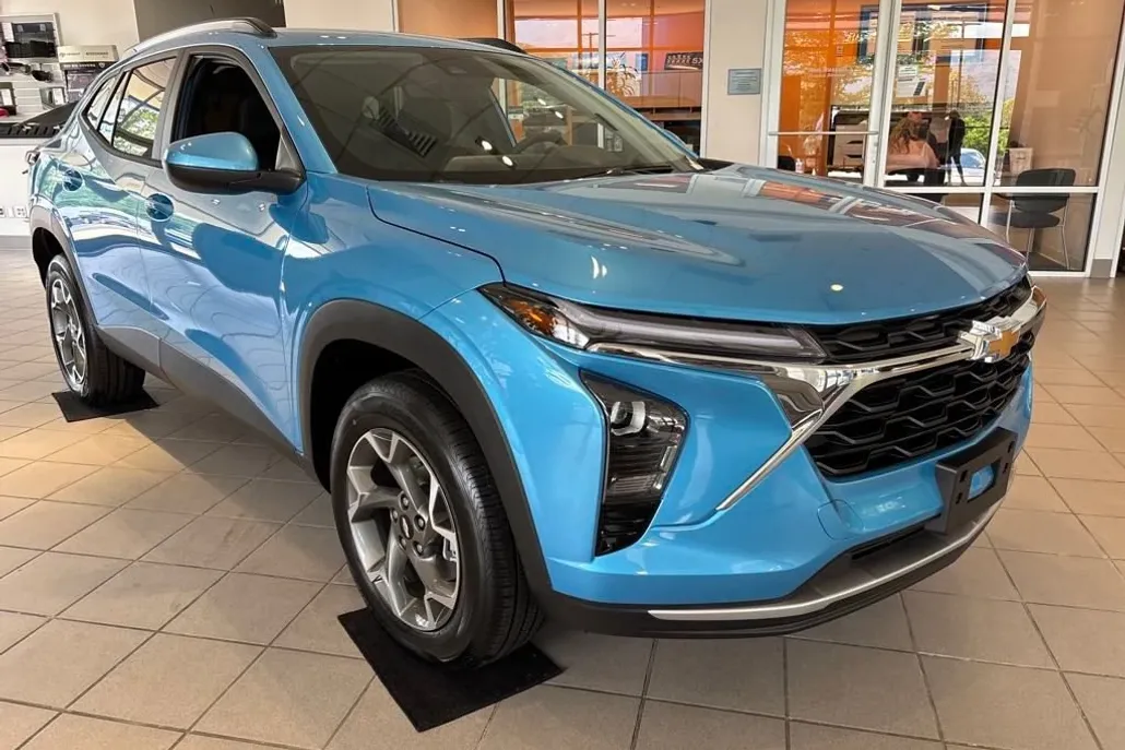 2025 Chevrolet Trax LT photo 1