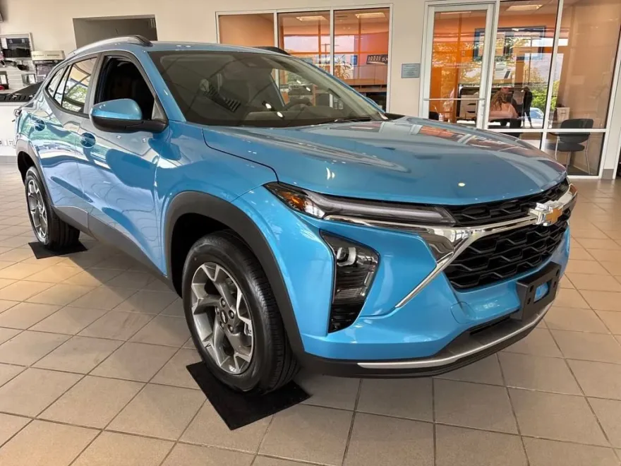 2025 Chevrolet Trax LT photo 1