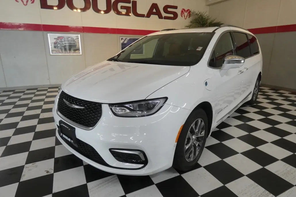 2024 Chrysler Pacifica Hybrid Pinnacle photo 1