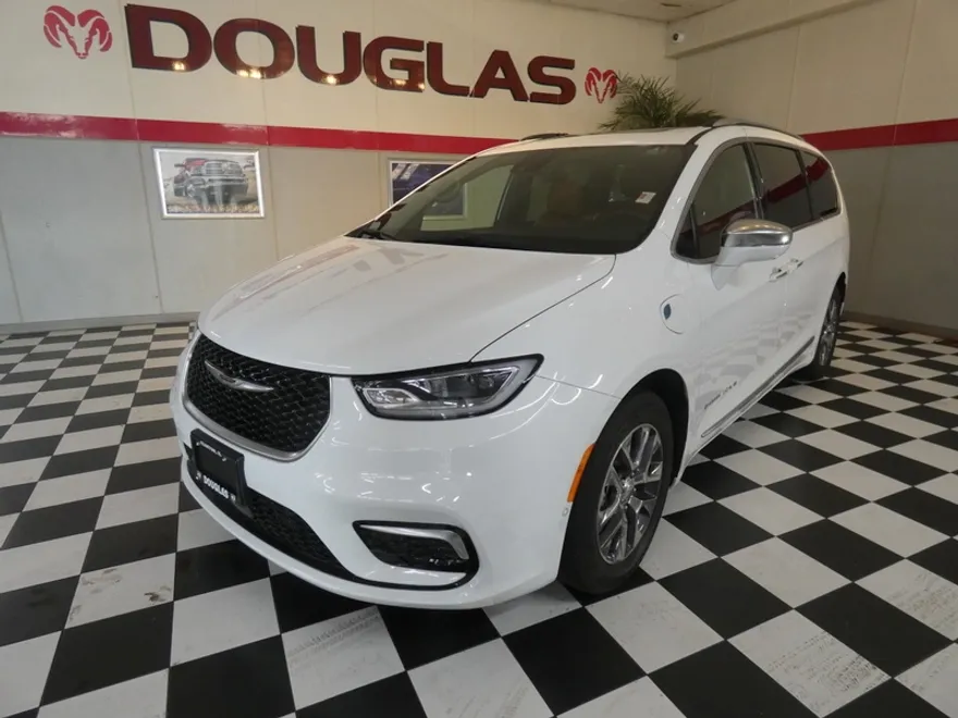 2024 Chrysler Pacifica Hybrid Pinnacle photo 1