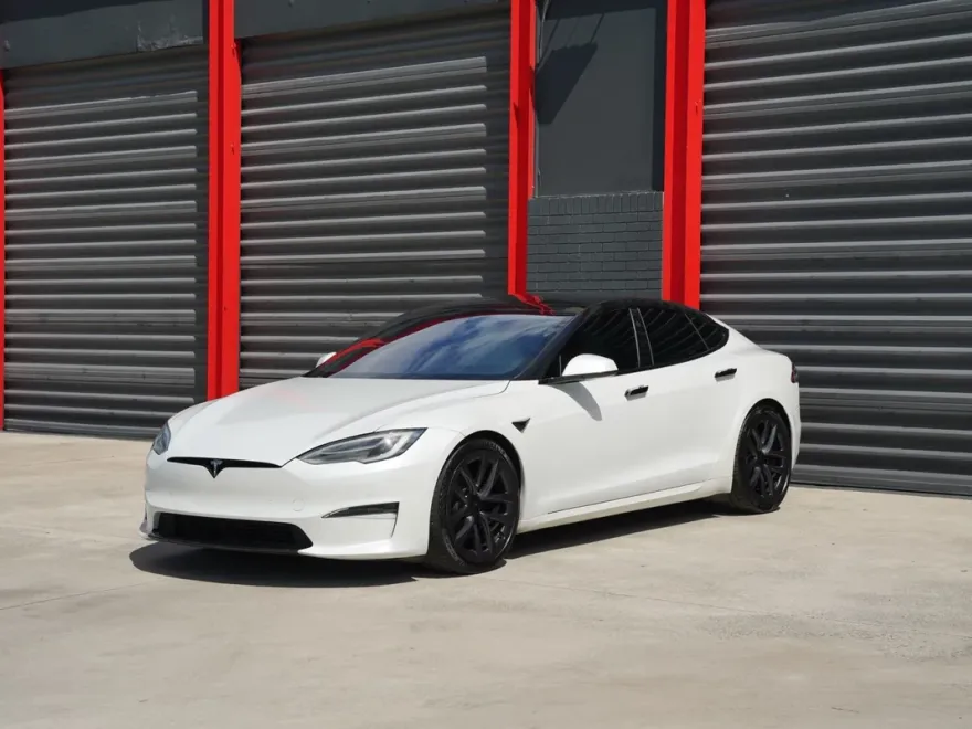 2022 Tesla Model S Plaid photo 1