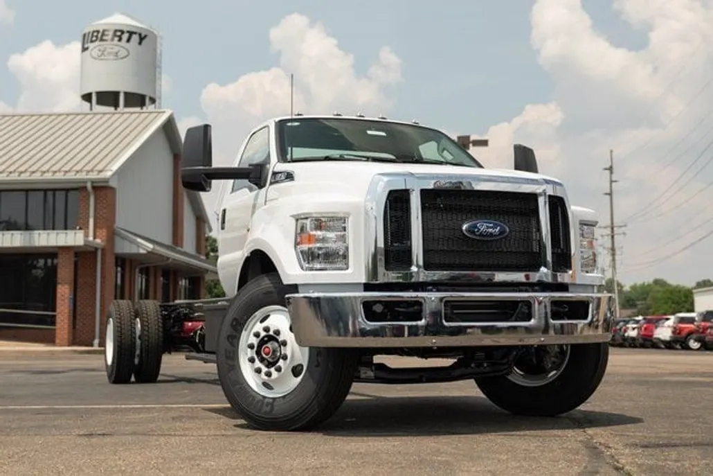 2025 Ford F-750 photo 1