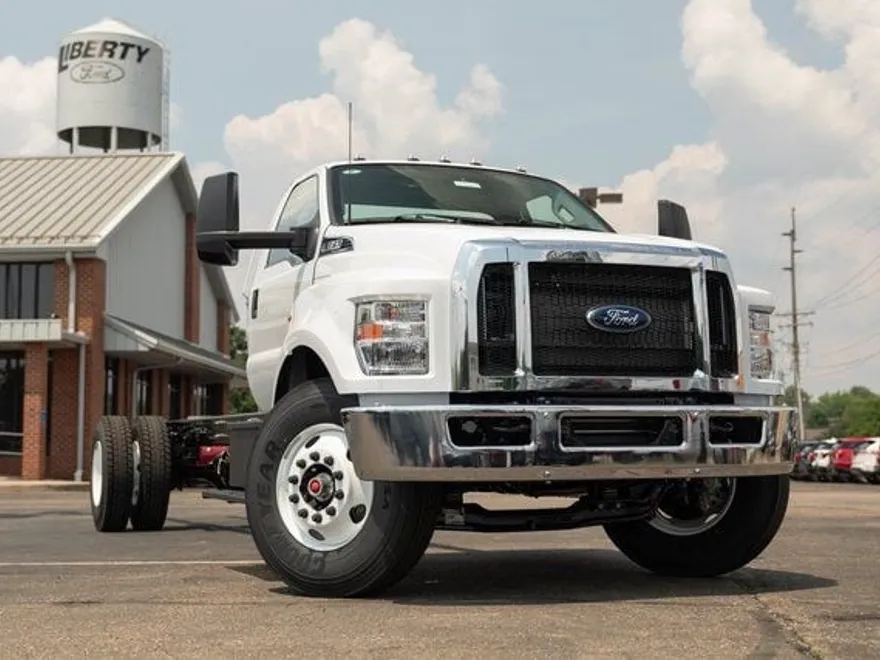 2025 Ford F-750 photo 1