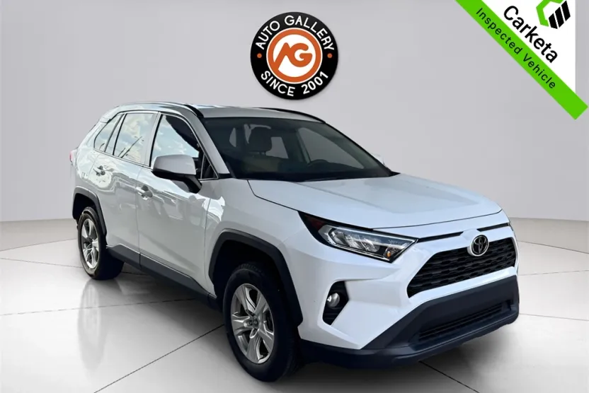 2021 Toyota RAV4 LE photo 1