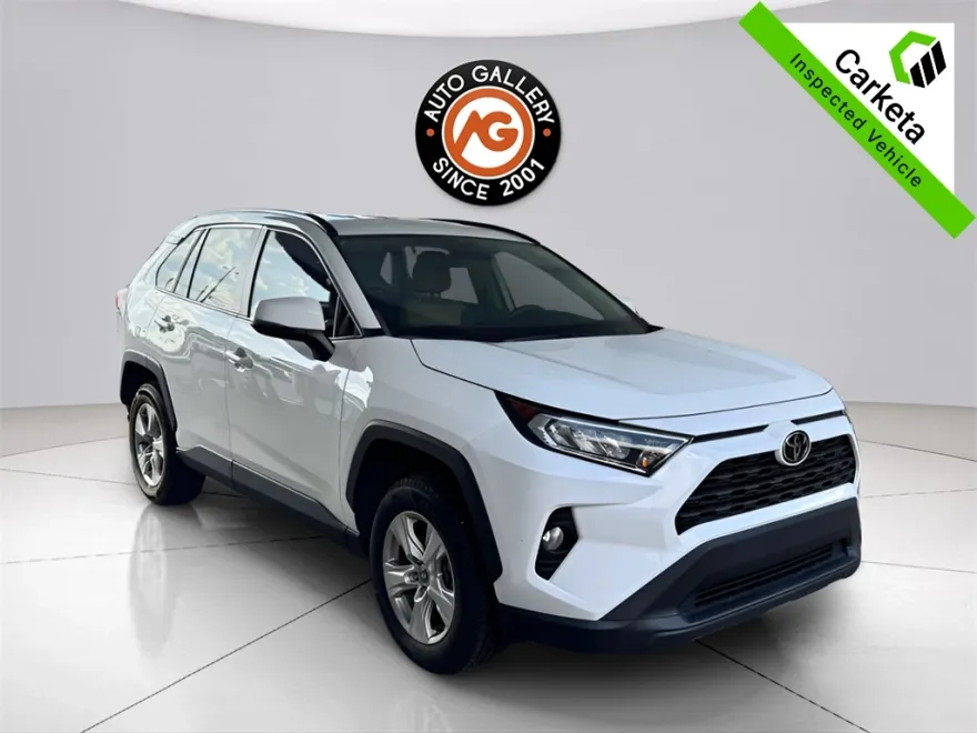 2021 Toyota RAV4 LE photo 1