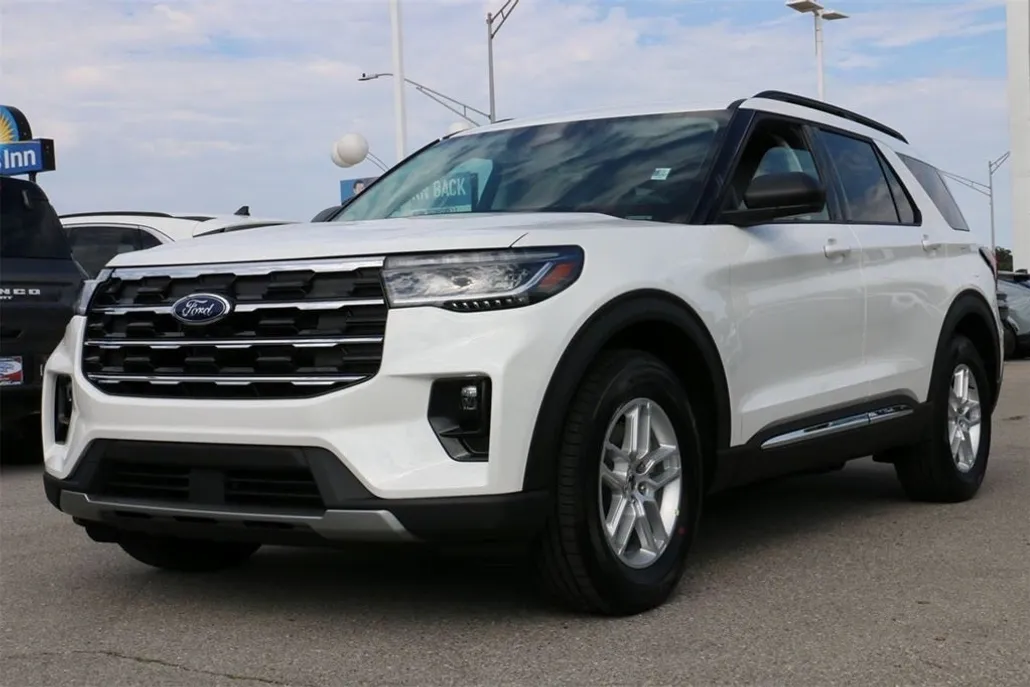 2025 Ford Explorer photo 1