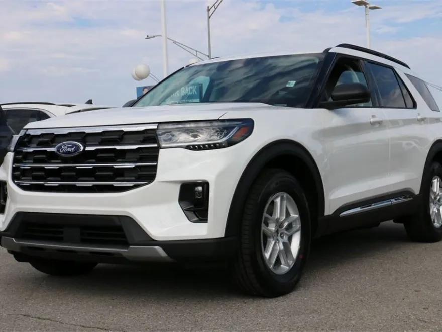 2025 Ford Explorer photo 1