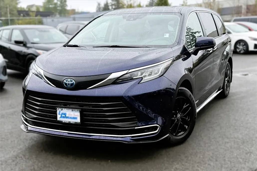 2021 Toyota Sienna XLE photo 1