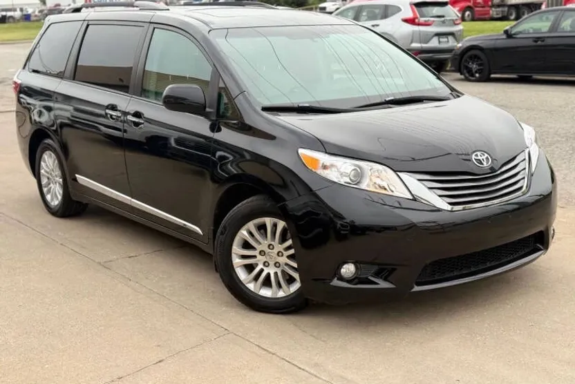 2016 Toyota Sienna XLE photo 1
