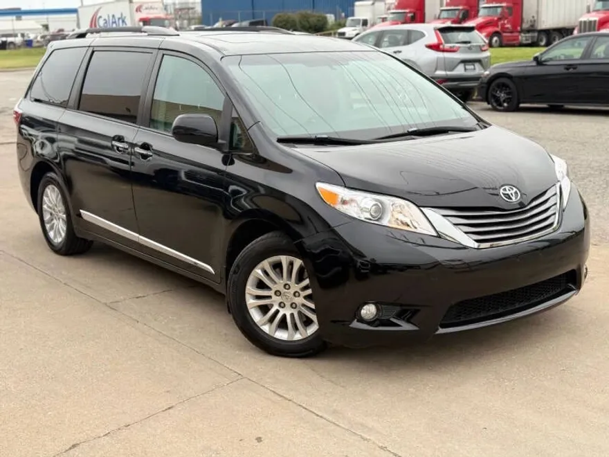 2016 Toyota Sienna XLE photo 1