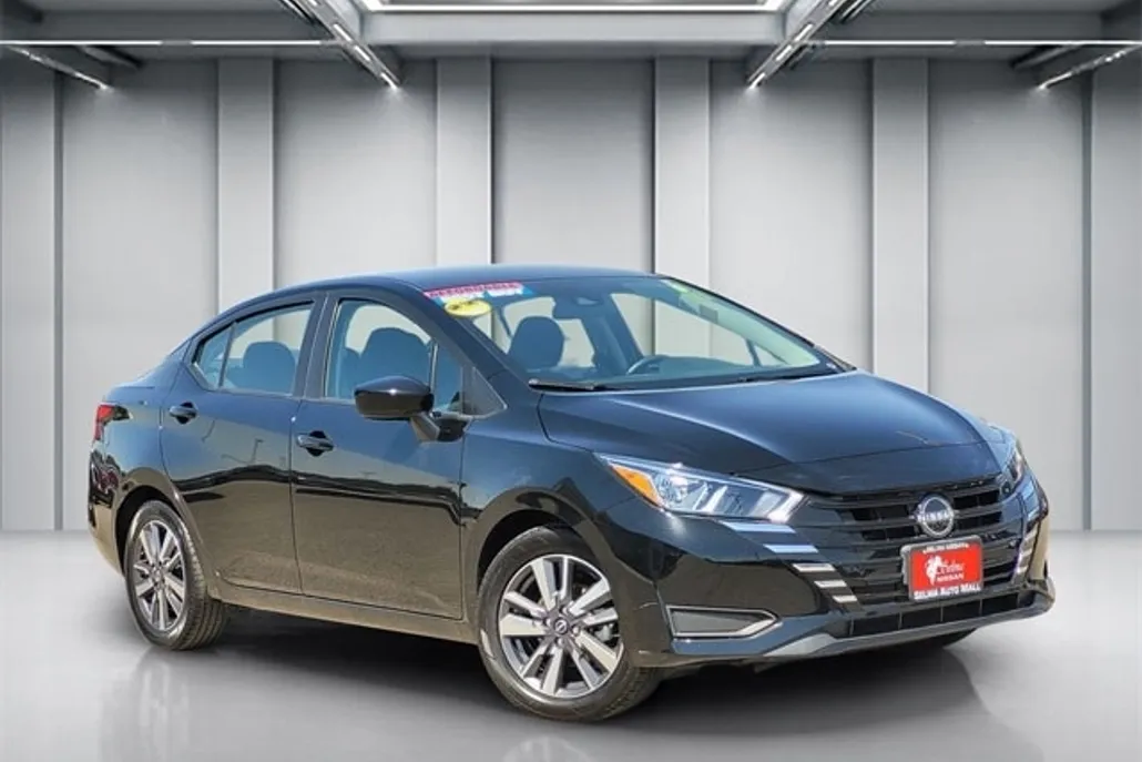 2023 Nissan Versa 1.6 SV photo 1