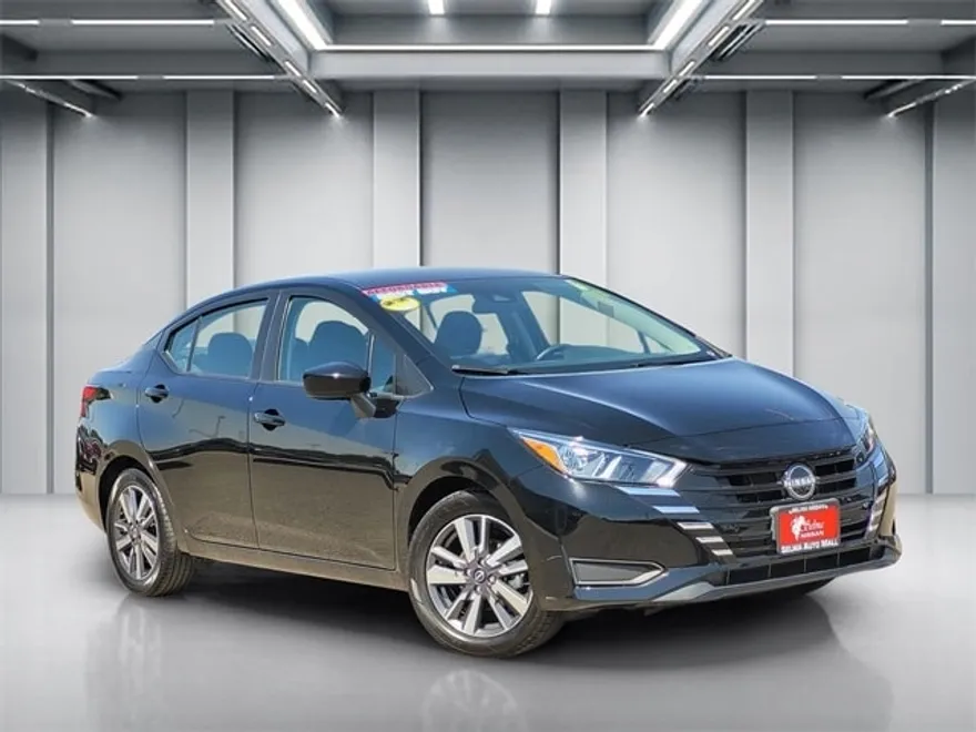 2023 Nissan Versa 1.6 SV photo 1