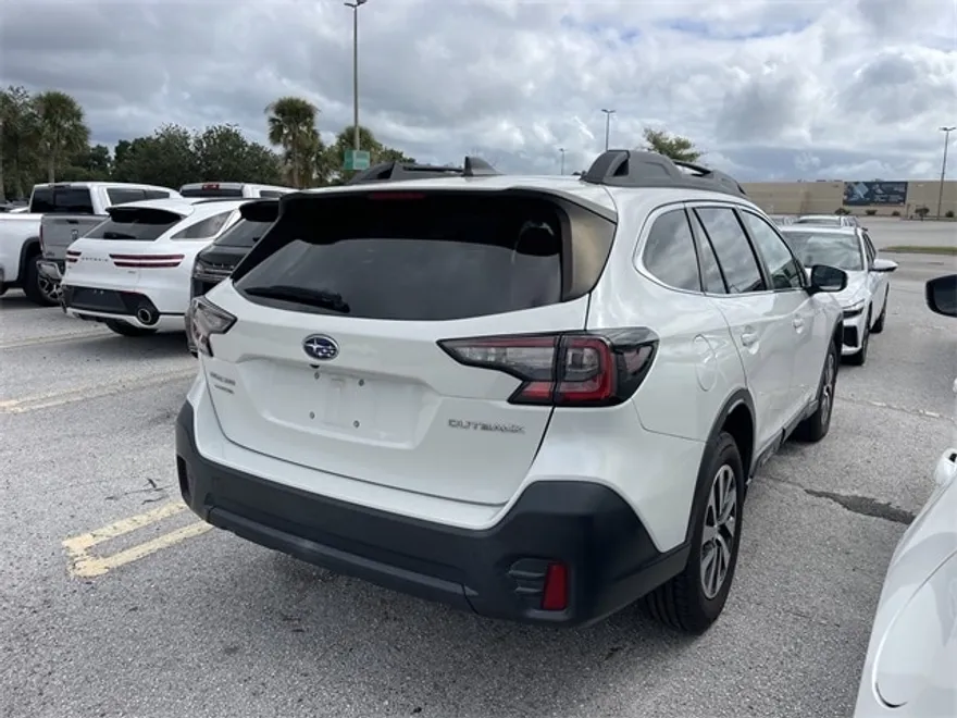 2022 Subaru Outback Premium photo 1
