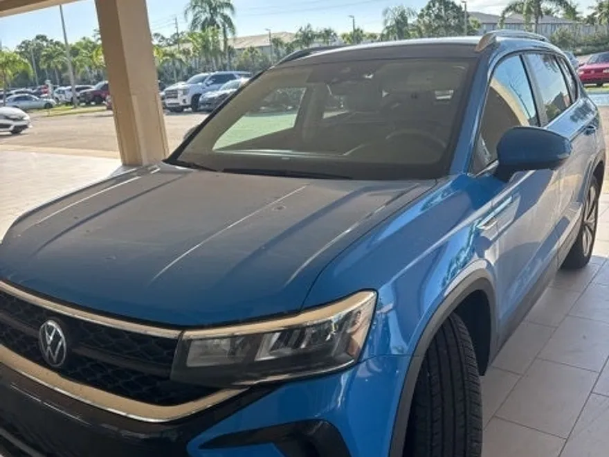 2024 Volkswagen Taos SE photo 1