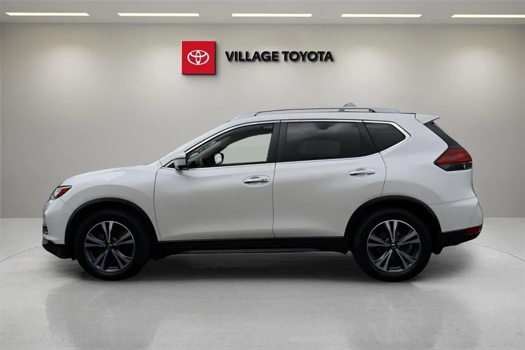 2019 Nissan Rogue SV photo 1