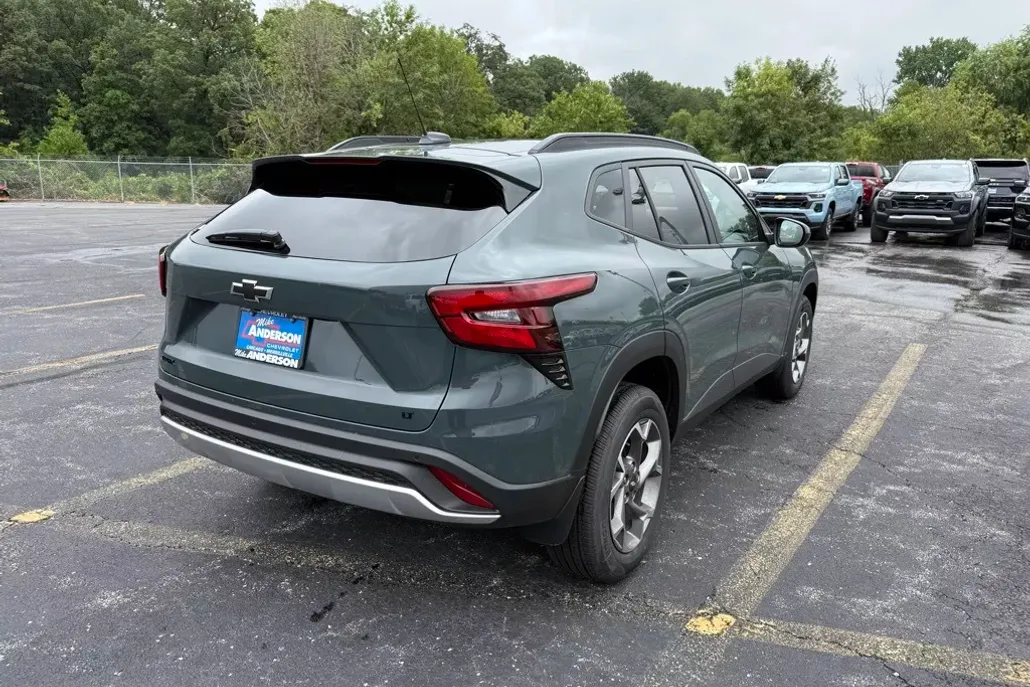 2025 Chevrolet Trax LT photo 1