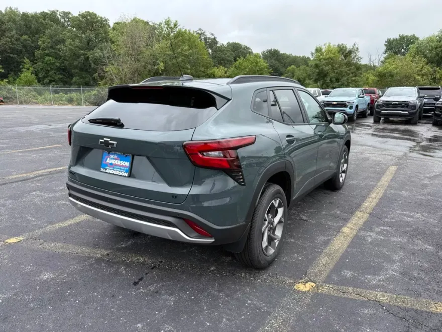 2025 Chevrolet Trax LT photo 1