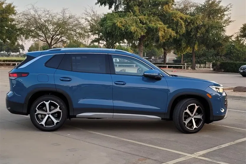 2025 Volkswagen Tiguan SE photo 1