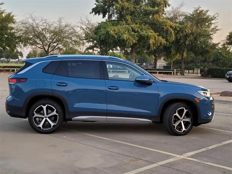 2025 Volkswagen Tiguan SE photo 1