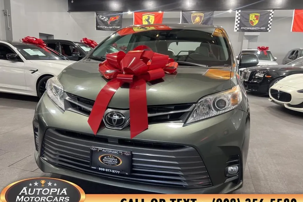 2019 Toyota Sienna XLE photo 1
