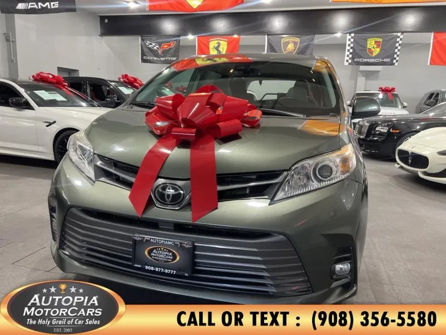 2019 Toyota Sienna XLE photo 1