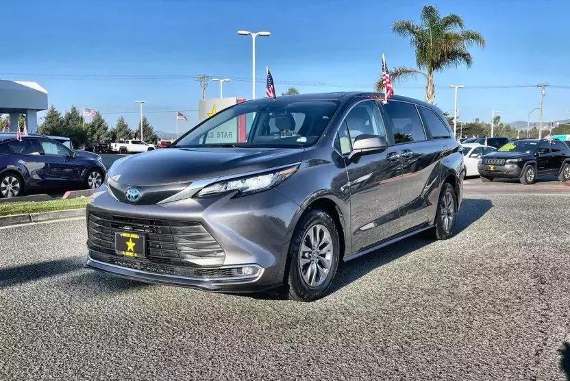 2023 Toyota Sienna XLE photo 1