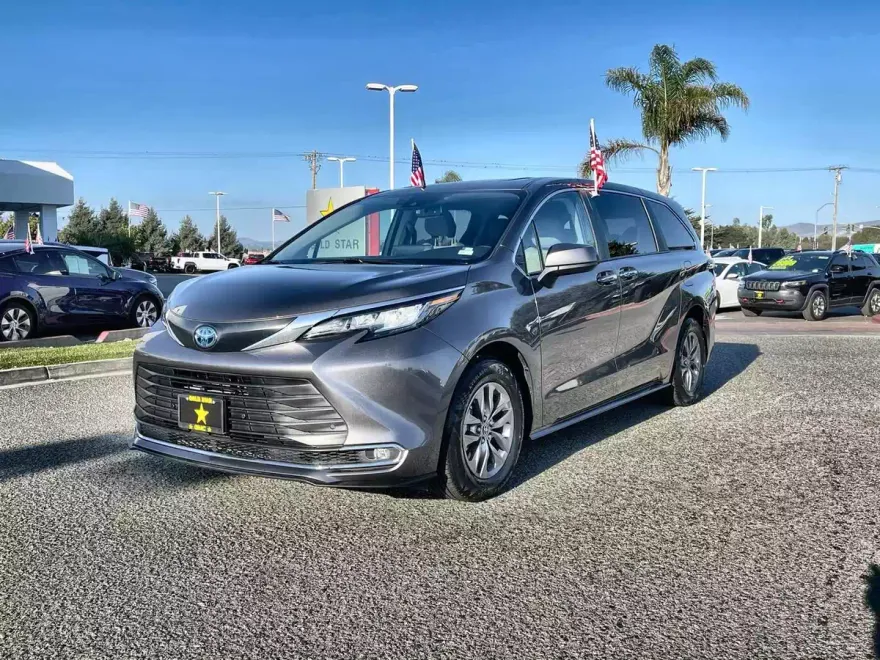 2023 Toyota Sienna XLE photo 1