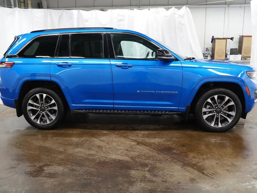 2023 Jeep Cherokee Overland 4xe photo 1