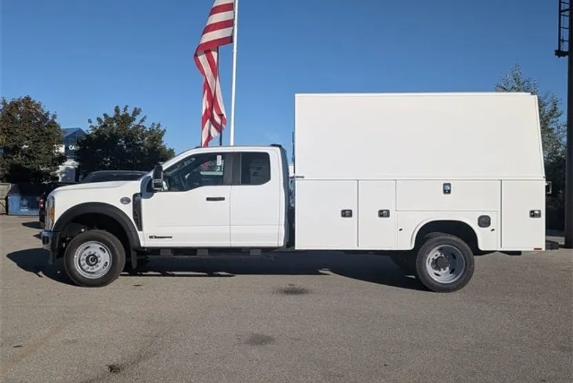 2025 Ford F-550 photo 1