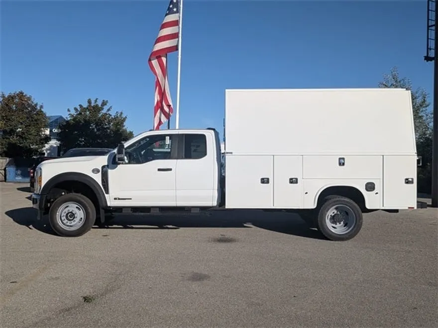 2025 Ford F-550 photo 1