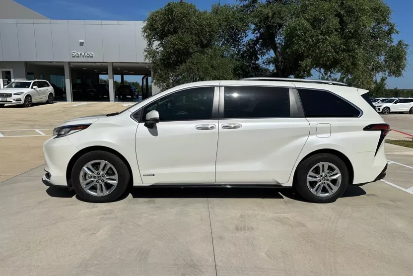 2021 Toyota Sienna Limited photo 1