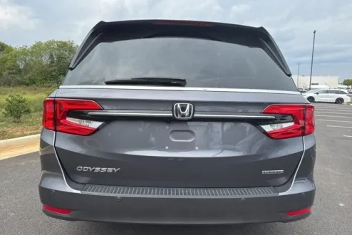 2024 Honda Odyssey Touring photo 2