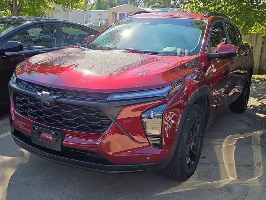 2024 Chevrolet Trax LT photo 1
