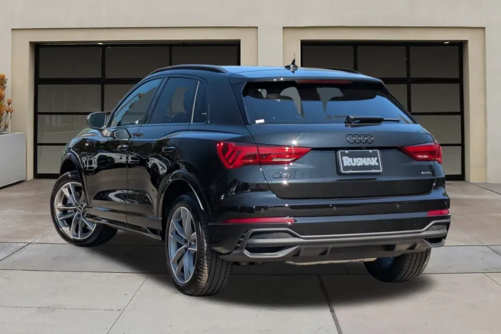 2025 Audi Q3 S line Premium photo 1