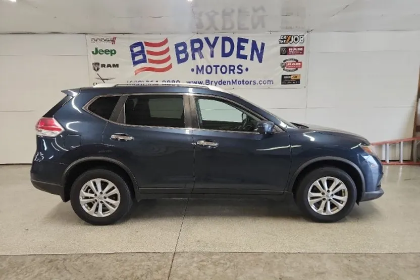 2016 Nissan Rogue SV photo 1