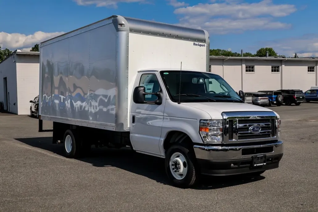 2025 Ford E-450 Cutaway photo 1