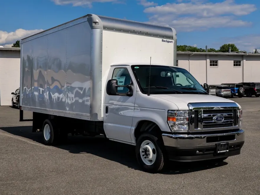 2025 Ford E-450 Cutaway photo 1